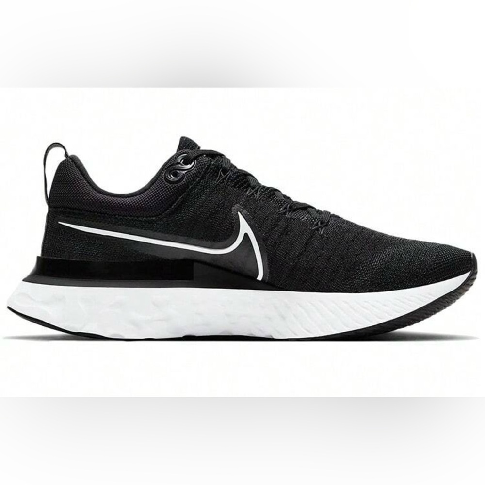 Women’s Nike React Infinity Flyknit Sneakers Size 9 Black + White